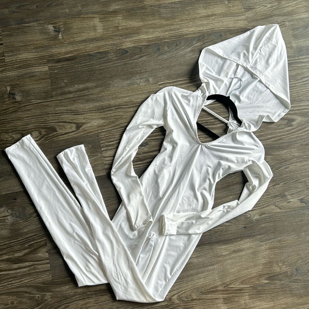 ✨NEW W/O TAGS✨ White Hooded Jumpsuit